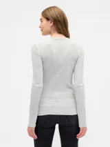 Remera de manga larga confeccionada en tejido rib, con cuello redondo y ajuste al cuerpo.