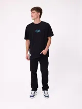 Remera de corte oversize color crema con estampado gráfico en la espalda que muestra un oso, un paisaje natural y el texto 'Stay close to the source'.