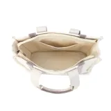 Bolso tipo tote bag color crudo, con asas de mano y detalles en símil cuero color marrón. Tiene estampado vertical con la inscripción "Lincoln's".