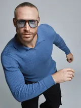 Sweater azul de tejido de punto acanalado, con cuello polo y mangas largas.