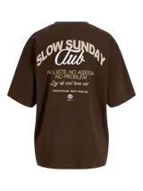 Remera blanca de manga corta, con corte holgado y diseño liso, cuenta con un pequeño estampado en el pecho con la leyenda "Coffee Club".