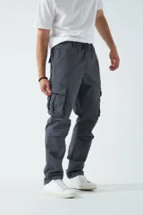 Pantalón cargo gris oscuro, de corte regular, con cordón ajustable en la cintura y bolsillos cargo a los costados.