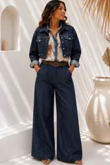 Jeans de denim azul oscuro con diseño de perneras anchas y tiro alto, con costuras frontales marcadas y bolsillos laterales.