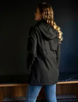 Campera liviana negra marca Michael Kors, con cierre metálico dorado, bolsillos delanteros con cierre, cintura ajustable con jareta interna, capucha desmontable y avíos metálicos dorados con logo.