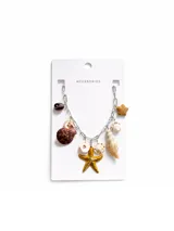 Collar plateado con cadena de eslabones y dijes colgantes de conchas marinas y estrella de mar dorada.