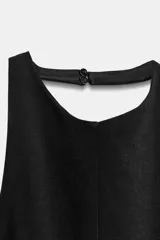 Mono largo negro de cuello halter y espalda descubierta, con pierna ancha. Cierre en espalda con cremallera oculta en costura y botones.