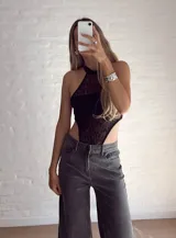 Body negro de encaje con cuello halter y espalda descubierta.