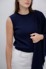 Chaleco azul de tejido de punto, confeccionado en 100% baby alpaca.