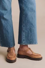 Zapato guillermina color camel de cuero con costuras rojas y suela track color marrón.