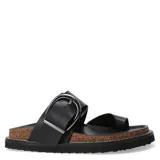 Sandalias Miss Carol modelo Melak de color beige, con tira ancha ajustable mediante una hebilla metálica grande y presilla para el dedo. Cuenta con suela de corcho y base de goma negra.