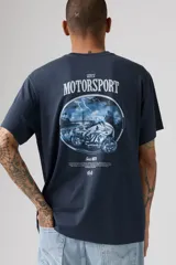 Remera Levi's de corte relajado, color azul marino, de manga corta y cuello redondo, con pequeño estampado gráfico en el pecho con el logo de la marca.
