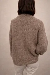Cardigan de punto abierto con diseño melange, confeccionado en una mezcla de mohair y algodón. Presenta mangas largas con puños acanalados y un corte holgado.
