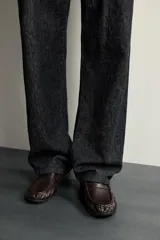 Mocasín de vestir para hombre en color marrón oscuro, con diseño clásico de antifaz en el empeine, detalle fruncido en la parte delantera y suela con ligero tacón.