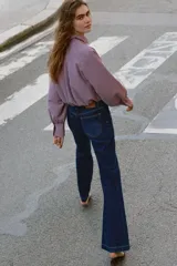Camisa corta de manga larga con cuello solapa, confeccionada en tela con estampado de cuadros vichy en color bordó y blanco. Presenta un bolsillo delantero de plastrón, cierre frontal con botones y bajo abullonado con elástico interior.