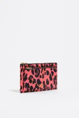 Billetera de nylon con estampado de leopardo en tonos rosado y negro. Posee dos compartimentos con cierre de cremallera metálico dorado y el logo de la marca en el frente.