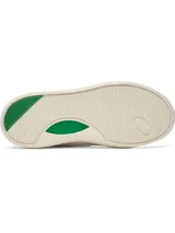 Championes Under Armour modelo W Flex, de diseño urbano en color blanco con detalles en verde en el talón y el lateral. Presentan una parte superior de cuero premium, entresuela de EVA para mayor amortiguación y suela de goma resistente.