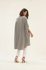 Vestido camisero largo color gris, de seda lisa, con cuello camisero, manga corta y cierre frontal con botones.