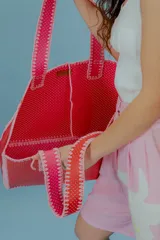 Bolso tipo tote de lona resistente al agua, tejido a mano en crochet con hilo de algodón. Diseño reversible con estampado de lunares.