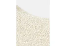 Pañuelo de tejido de punto abierto y translúcido en color blanco con sutil brillo metalizado, de formato rectangular y amplio.