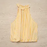 Musculosa sin mangas de rayas amarillas y blancas, con cuello halter alto fruncido, detalle de lazo lateral y dobladillo inferior ajustado.