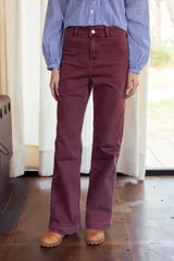 Pantalón de jean color verde oliva, de corte recto y tiro alto, con cierre frontal de botón y bolsillos laterales.