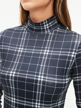 Polera de cuello alto con estampado de piel de serpiente en tonos lila y marrón.