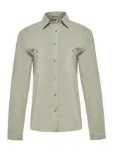 Blusa de manga larga RKF modelo Coop, color gris, confeccionada en mezcla de algodón orgánico, nylon y spandex. Cuenta con cuello camisero, cierre frontal con botones y dos bolsillos delanteros con solapa. Incluye tecnología de protección solar UPF 50+.