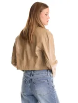 Chaqueta de cuero sintético en color verde militar, con cuello alto, cierre frontal con botones a presión y bolsillos frontales con solapa.