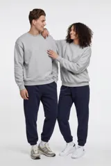 Pantalón de jogging unisex color azul marino, con cintura elástica y puños elásticos en los tobillos.