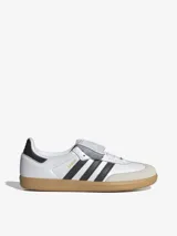 Zapatillas Adidas Samba LT blancas con las tres tiras negras y suela de goma color caramelo.