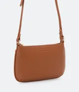 Bolso baguette pequeño color negro, con correa transversal ajustable y bolsillo interno con cremallera. Textura tipo saffiano y cierre por cremallera.