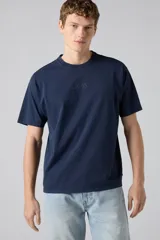 Remera Levi's de corte relajado, color azul marino, con cuello redondo, manga corta y pequeño logo bordado en el pecho.