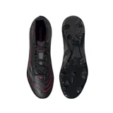 Championes de fútbol Adidas Predator League FG/MG, color negro con detalles en gris y rojo. Exterior Hybridfeel con elementos Strikescale y suela Controlplate para terrenos firmes y césped artificial.