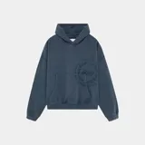 Hoodie azul con efecto lavado, corte oversize, capucha y bolsillo canguro. Estampado en el pecho con el logo de la marca.