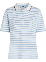 Chomba de piqué de algodón elástico, color blanco con rayas horizontales celestes. Presenta cuello polo blanco con ribete rojo y azul, tapeta de botones y logo de Tommy Hilfiger bordado en el pecho.