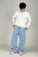 Pantalón jean celeste de corte amplio, estilo cargo, con bolsillos laterales y traseros.