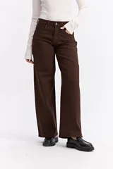 Jean de corte wide leg con tiro alto y piernas amplias, confeccionado en denim de algodón con lavado azul medio.