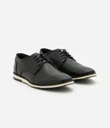Zapato casual Viko para hombre de cuero marrón, tipo derby, con cordones del mismo tono, punta redondeada y suela plana en color blanco con detalles en negro y marrón oscuro.