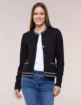 Cardigan tipo varsity negro de punto liviano, con cuello redondo, mangas largas y cierre frontal de botones. Presenta detalles de líneas blancas en el cuello, los bolsillos simulados y el ruedo elástico acanalado.