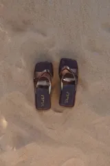 Sandalias de plataforma color uva con tiras cruzadas.