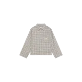 Camisa de manga larga con diseño de cuadros en tonos beige, gris y blanco. Presenta corte boxy, cuello camisero, cierre frontal de botones y un bolsillo en el pecho con el logo bordado de la marca.