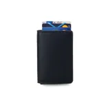 Tarjetero compacto negro de cuero sintético con sistema anti clonación y caja de aluminio incorporada para guardar tarjetas. Incluye espacio para documentos y billetes.