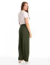 Pantalón palazzo de tiro alto en color verde militar, con diseño de doble abotonadura frontal, pinzas en la cintura y pierna ancha. Cuenta con cintura elástica en la parte posterior para mayor ajuste y bolsillos laterales funcionales.