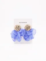 Aros colgantes con base dorada y flores de tela color celeste.