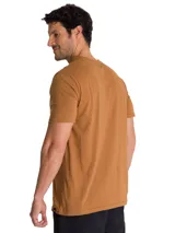 Remera Caterpillar color marrón con estampa gráfica en el pecho que combina líneas diagonales negras y el logo de la marca en blanco.