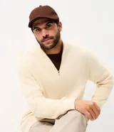Gorra de sarga color marrón con diseño clásico de seis paneles y cierre elástico en la parte posterior.