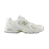 Championes New Balance modelo U530, color blanco con detalles en verde, confeccionados en cuero y malla, con amortiguación ABZORB y cierre con cordones.