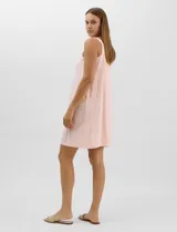 Camisón corto de tejido soft, sin mangas, con escote redondo, aplique de botones y detalle plisado en el frente. Estampado floral en tonos rosados y grises.