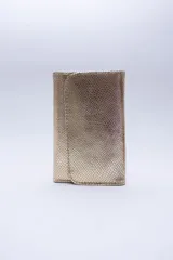 Billetera negra de cuero con textura tipo cocodrilo, con múltiples ranuras para tarjetas y billetes.