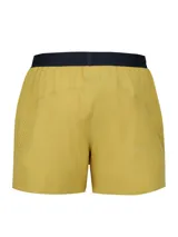 Short deportivo amarillo con logo de Under Armour en la pierna izquierda.